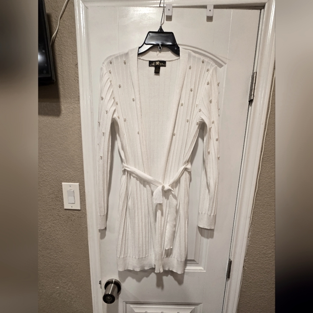 Elegant White Cardigan with Belt and Knitted Texture